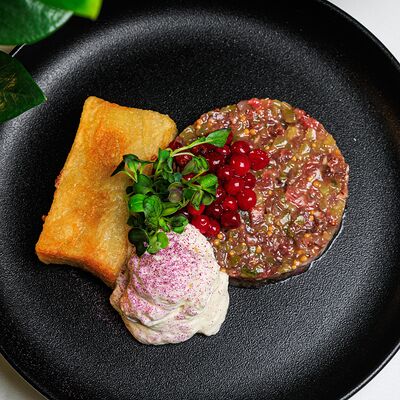 Дымный тартар из говядины с картофельным гратеном и эспумой из жареного лука в Ресторан Строгов по цене 850 ₽