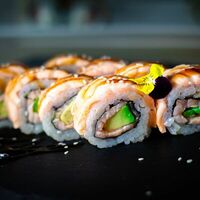 Ролл Важный лосось в ChoCho Sushi