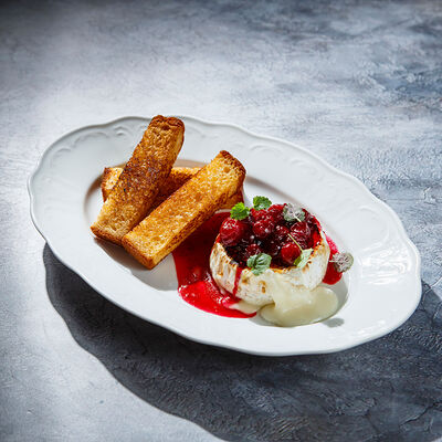 Фермерский камамбер с вареньем из клюквы в Гастродача Вселуг по цене 1250 ₽