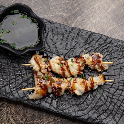 Шашлычок из кальмары в Суши & Саке Izakaya Bar по цене 481 ₽