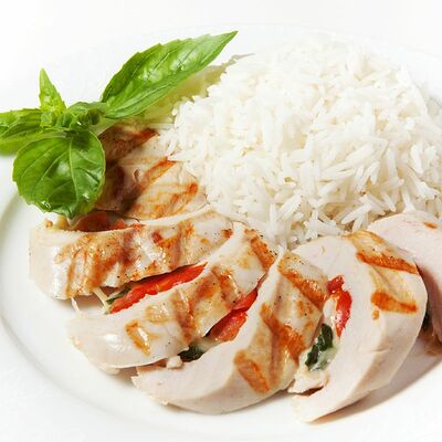 Куриное филе, фаршированное с томатами и базиликом с рисом в Фитнес меню по цене 395 ₽
