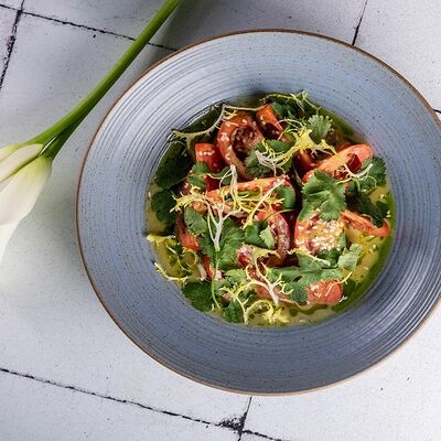 Салат с томатами, юзу заправкой и кинзой в Mandarinka Restaurant & Bar по цене 340 ₽