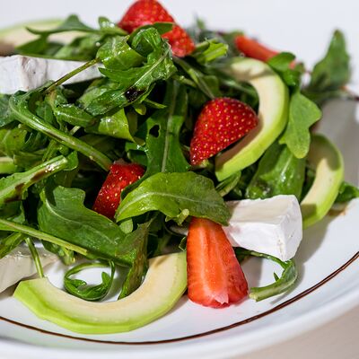 Салат с руколой, клубникой и сыром в Семейные традиции по цене 550 ₽