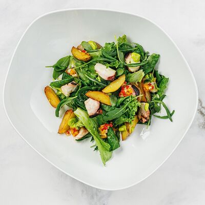 Жареный осьминог, картофель конфи, сальса из печеных овощей, луковый майо в Реснота по цене 1550 ₽