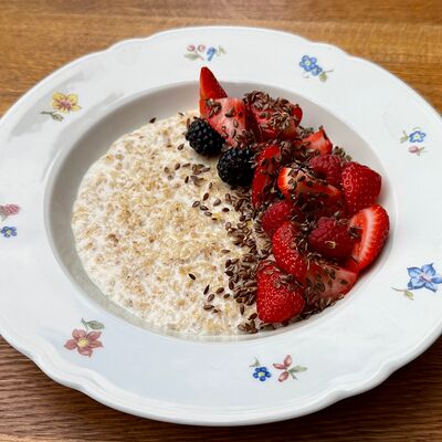 Овсяная каша с ягодами и льном в Touché по цене 750 ₽