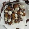 Букет в молочном и белом шоколадев Yam Flowers по цене 4250