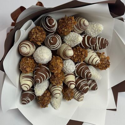 Букет в молочном и белом шоколадев Yam Flowers по цене 4250 ₽