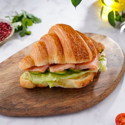 Круассан с семгой в Петрушка по цене 438 ₽