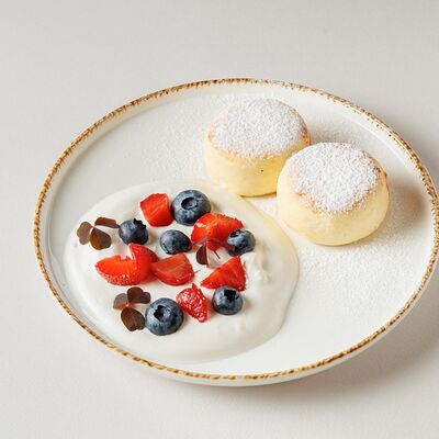 Сырники со сметаной и ягодами в Buana cafe по цене 740 ₽