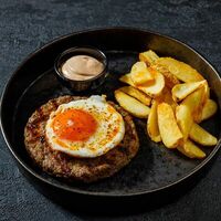 Бифштекс с глазуньей в Krombacher Beer Kitchen