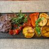 Медальоны из телятины с овощами гриль в Кафе Пармезан по цене 690