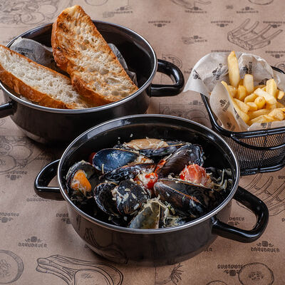 Мидии с хрустящей чиабаттой в Braubauer по цене 880 ₽