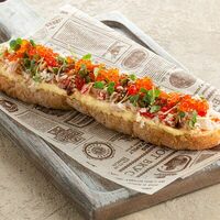 Брускетта с крабом и красной икрой в Brasserie Kriek