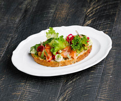 Брускетта с лососем (новое)Яндекс в Снегири на Лагерном по цене 950 ₽