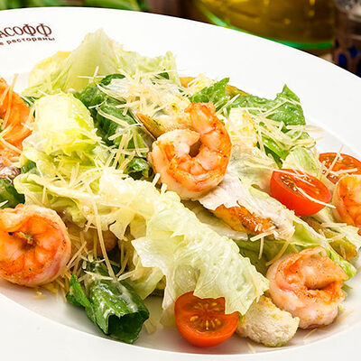 Салат Цезарь с креветками в Колбасофф по цене 850 ₽