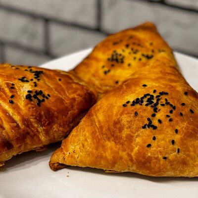 Самса с говядиной в Чебуреки по цене 150 ₽