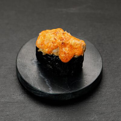 Запечённые суши с гребешком в Yuzawa Sushi по цене 140 ₽