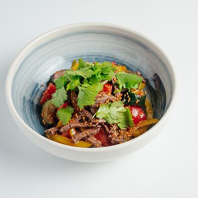 Говядина, битые огурцы, соус черный чеснок в Everland по цене 990 ₽