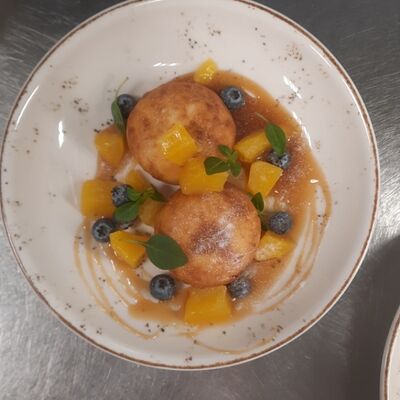 Сырники с манго и соленой карамелью в Сорренто по цене 320 ₽