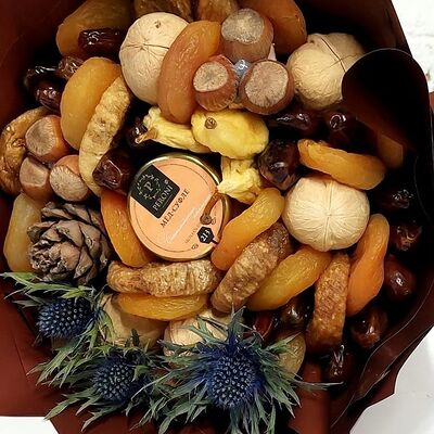 Букет из сухофруктов с медом в Buketonline - Съедобные букеты и клубника в шоколаде по цене 3960 ₽