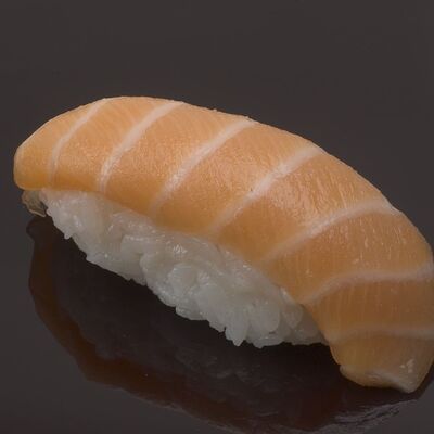 Суши с лососем в IONOTO по цене 180 ₽