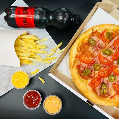 Комбо с пиццей, картошкой фри, соусом и напитком на выборв Деловая Колбаса по цене 865 ₽