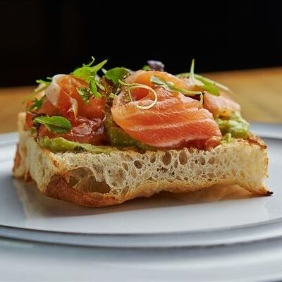 Брускетта с лососем в Dolce Far Niente по цене 750 ₽