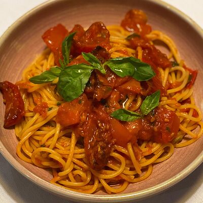 Паста с печёными томатами и соусом песто в Разные Зерна по цене 420 ₽