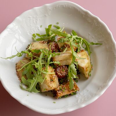 Хрустящий баклажан с дзадзики и кунжутом в Pioner по цене 660 ₽