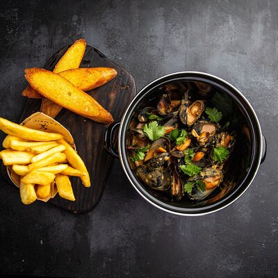 Мидии в соусе Том Ям в Brasserie Lambic по цене 1370 ₽