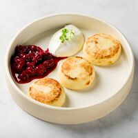 Сырники с вишней и сметаной в FOBS