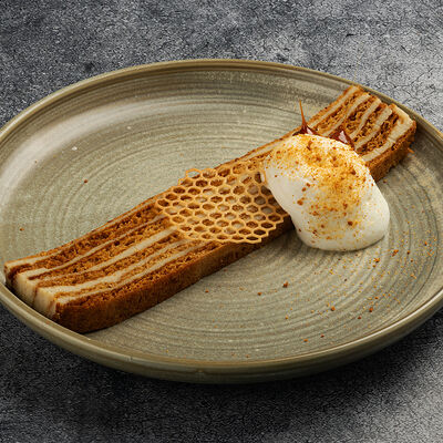 Медовик с кремом из халвы и кардамона в BeerLogovo по цене 400 ₽