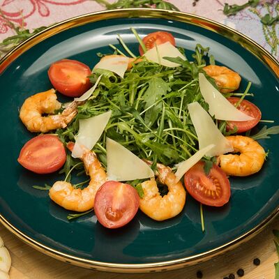 Салат Руккола с креветками в Гурман студия по цене 620 ₽