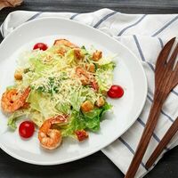 Салат Цезарь с креветками в Let's Talk bar
