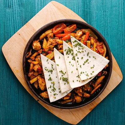 Фахитас с курицей в Rozas bar по цене 820 ₽