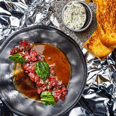 Тартар из говядины с трюфельным понзу в Skybar по цене 900 ₽