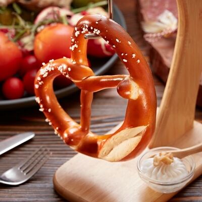 Брецель1 шт в Линдерхоф по цене 595 ₽