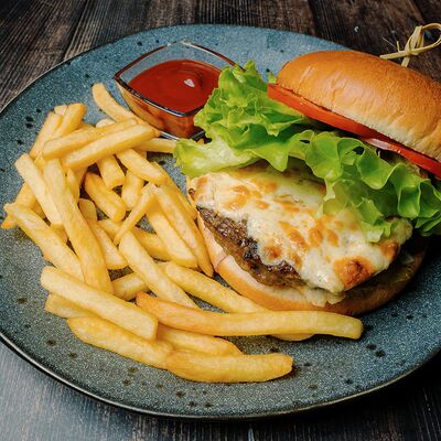 Бургер с говяжьей котлетой в Вкус кафе по цене 627 ₽