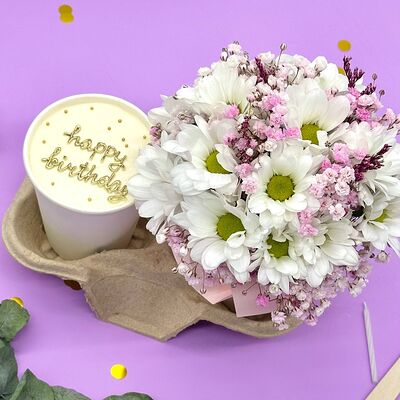 Бенто-торт в стаканчике Happy Birthday и букет хризантем с гипсофилой в Cosmo Сakery по цене 2500 ₽