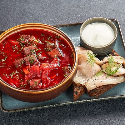 Борщ с говядиной и конским загривком в Lafa Lounge по цене 580 ₽