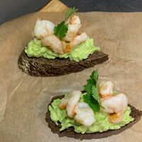 Бутер с авокадо и креветкамив Русский паб