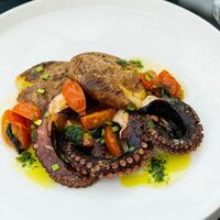 Осьминог с томатами, оливками и картофелем в Кипарис