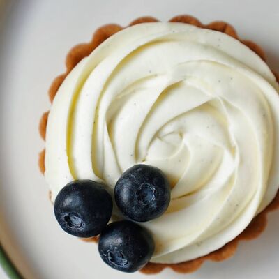 Тарт лимонный с голубикойв Yumbaker home по цене 575 ₽