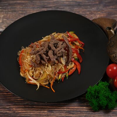 Фунчоза в сладком чили соусе с говядиной в Японский городовой 64 по цене 360 ₽