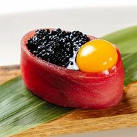 Тунец с черной икрой палтусав Dodici Seafood