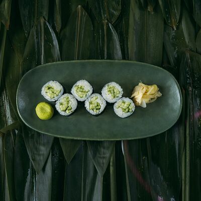 Огурец хосомаки в Sushi lovers по цене 360 ₽