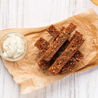 Гренки чесночные с соусом на основе хрена в Мука по цене 700 ₽