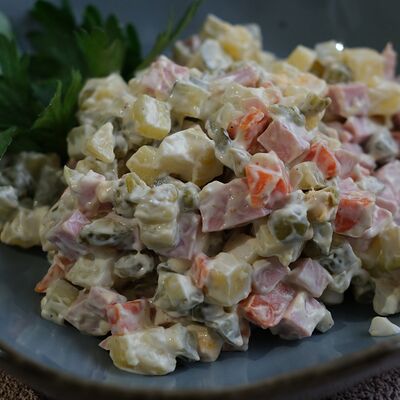 Салат Оливье с докторской колбасой в Акапулько по цене 700 ₽