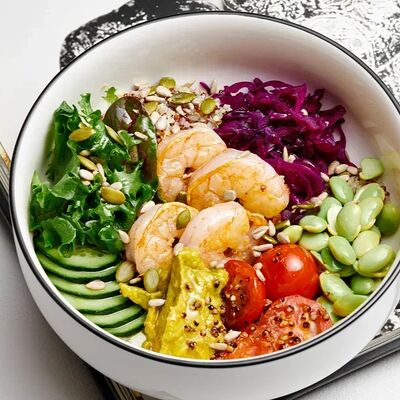 Боул с креветками, гуакамоле и киноа в Benedict breakfast & lounge по цене 720 ₽