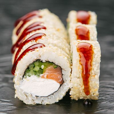 Ролл с лососем, сливочным сыром и соусом унаги в Чоза по цене 449 ₽